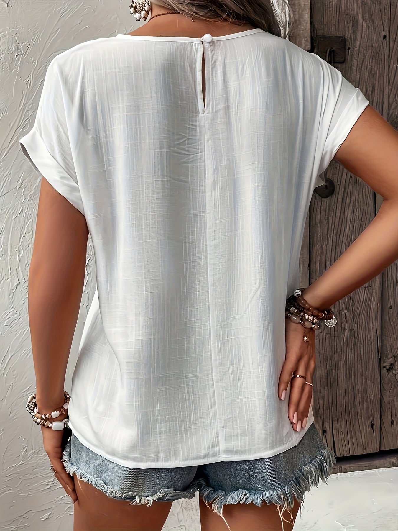 T-shirt estiva con scollo rotondo e maniche a pipistrello